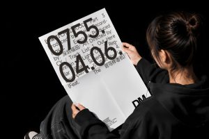 1个女性手拿A3A4折痕海报样机vi贴图宣传页效果图-25998