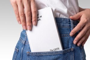 1个手拿硬壳笔记本样机vi贴图记事本封面效果图-M014
