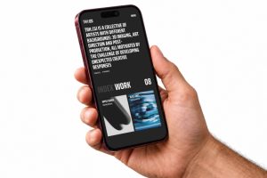 1个手拿18pro手机屏幕样机vi贴图app展示效果图-M040