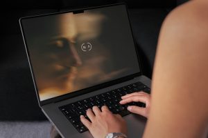 1个女性使用电脑屏幕mockup样机vi贴图网页设计效果图-M047
