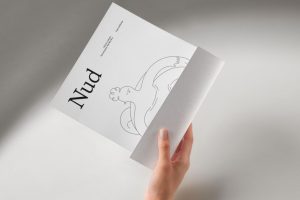 1个手拿单页样机vi贴图海拔信纸效果图-M018
