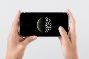 1个手拿适用iphone横屏样机vi贴图游戏app网页交互设计效果图-M020