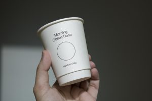 1个手拿双层纸杯样机vi贴图防烫咖啡杯效果图-M025