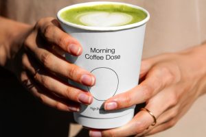 1个手拿双层纸杯样机vi贴图防烫抹茶咖啡杯效果图-T26206