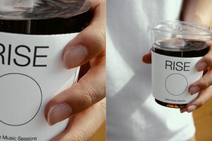 1个男性手拿美式咖啡杯套样机vi贴图纸圈设计效果图-26217