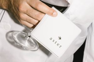 1个厨师手拿红酒杯纸巾样机vi贴图餐厅效果图-26266