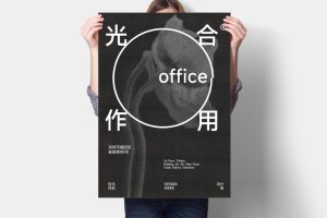 1个女性手拿A2A3海报样机vi贴图宣传页效果图-M031
