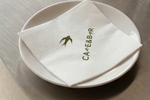 1个餐厅桌上纸巾样机vi贴图酒吧咖啡店餐巾纸效果图-26419