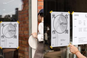 2个咖啡门店玻璃上A4海报样机vi贴图橱窗宣传单页效果图-26430
