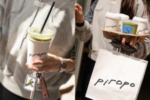 2个户外女性手拿咖啡杯外卖纸袋样机vi贴图钥匙扣大号纸杯效果图-26439