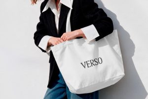 1个女性模特展示横版托特包样机vi贴图环保帆布袋素材-M049