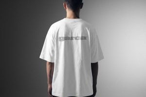 1个男性模特背面T恤样机vi贴图短袖工作服效果图mockup素材-M056